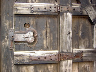 sérrurure de porte en bois