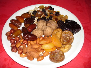 une assiette de fruits secs