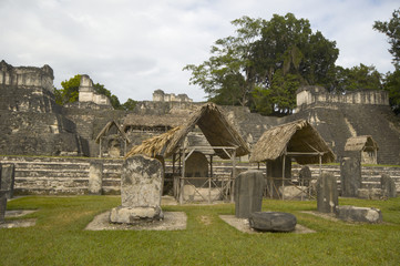 Fototapeta na wymiar Wielki Plaza Tikal w Gwatemali