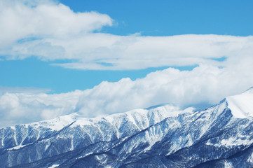 Fototapeta na wymiar góry w śniegu w dniu zimowego jasny