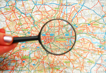 Fototapeta na wymiar lupy na mapie miasta Londyn