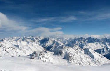 Fototapeta na wymiar caucasian view. sky and snow.