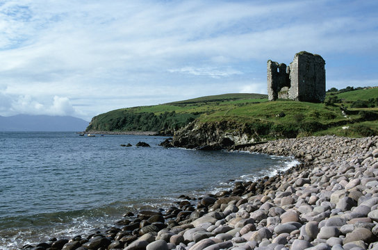 tour m&eacute;di&eacute;vale sur la c&ocirc;te irlandaise