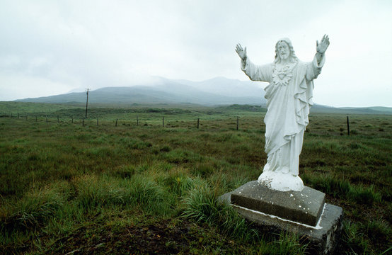 statue du christ au milieu d'une lande en irlande