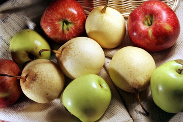 pears & apples on jute