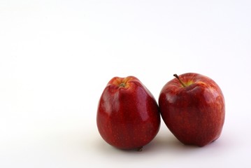 Fototapeta na wymiar two red apples