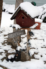 Naklejka premium stock image of bird house with welcome sign