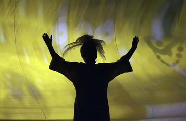 Fototapeta na wymiar sylwetka kobieta śpiewa
