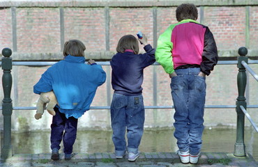 Obraz premium kinder am wasser