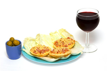 little pizzas with ham & glass of wine
