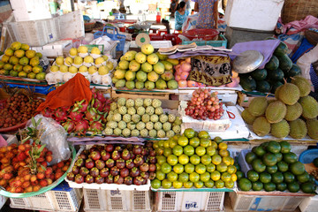 Fototapeta na wymiar egzotycznych owoców na rynku