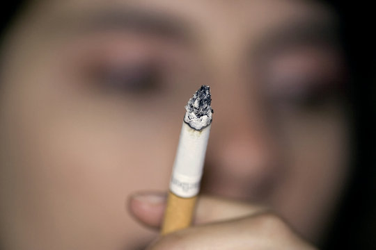 cigarette et femme