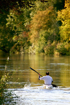 cano&eacute; sur une rivi&egrave;re