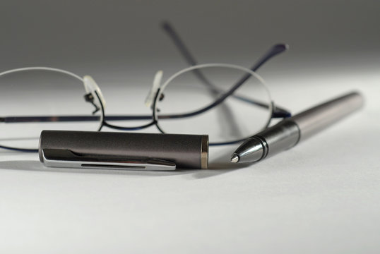 lunettes et stylo