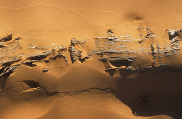 roche affleurante au sahara