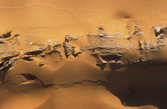 roche affleurante au sahara