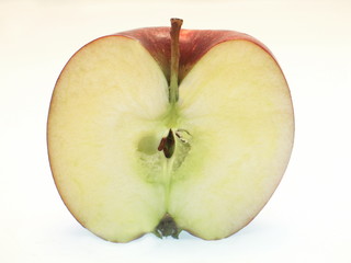 halbierter frischer roter Apfel auf weißem Hintergrund