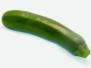 eine frische ganze Zucchini isoliert auf weißem Hintergrund