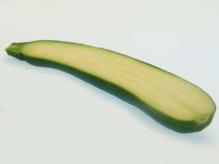 eine frische halbe Zucchini isoliert auf weißem Hintergrund