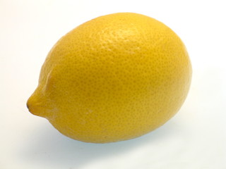 frische ganze gelbe Zitrone freigestellt auf weißem Hintergrund