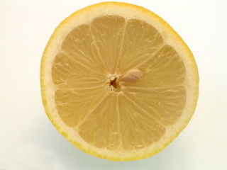 eine frische halbe Zitrone auf weißem Hintergrund