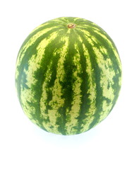 eine ganze Wassermelone mit grün-weiß gestreifter Schale auf weißem Hintergrund