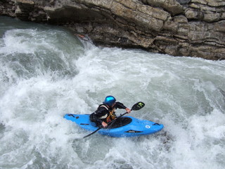 kayak de rivière sur l'engstlige en suisse