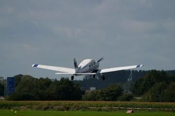 Fototapeta na wymiar prywatny samolot w sekwencji startowej