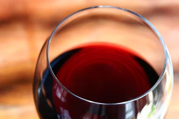 Photo sur Aluminium Vin glass of red wine