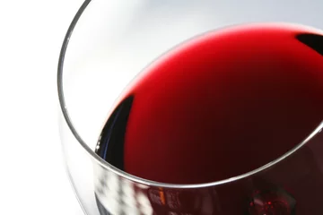 Deurstickers Wijn glas rode wijn op wit