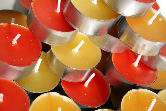 empilement de bougies color&eacute;es