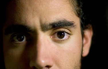 regard de jeune homme triste en dépression