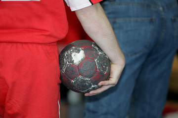 handballer mit einem handball