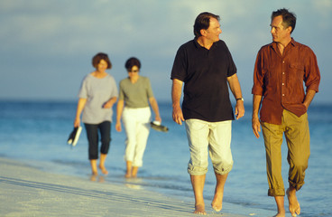 coppie passeggiano al mare