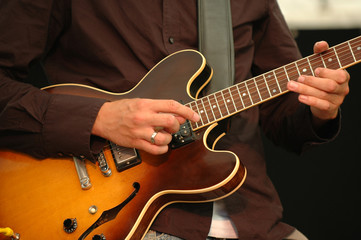 Fototapeta na wymiar mężczyzna gra na gitarze