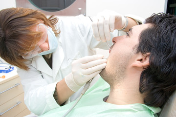 Obraz na płótnie Canvas female dentist examining a patient
