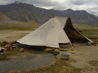 tenda sul fiume
