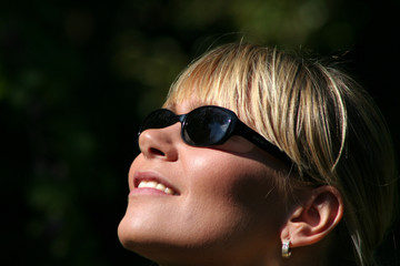 frau mit sonnenbrille
