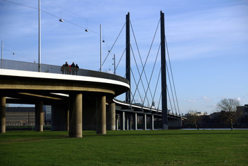 rheinkniebrücke in düsseldorf