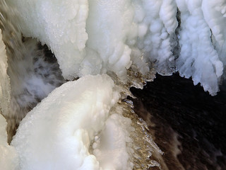 Obraz premium snow and ice over flowing water