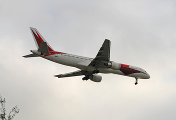 passenger jet approaching airpot