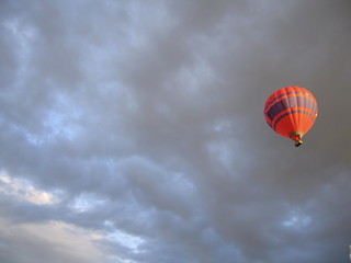 heißluftballon am abendhimmel