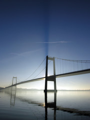 Fototapeta na wymiar most na niebiesko wody