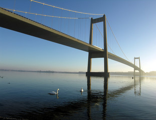 Fototapeta na wymiar piękny niebieski most rano
