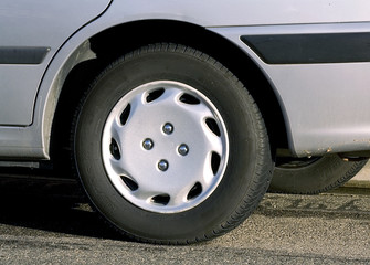 pneu de voiture familiale en s&eacute;curit&eacute;