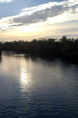 Obraz premium coucher de soleil sur la rivière