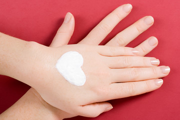 cremeherz auf handrücken