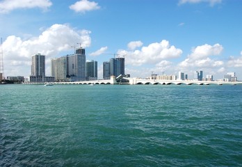 Obraz premium panoramiczny widok na wodę miami