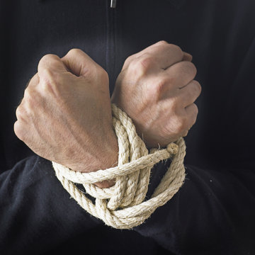 mains attach&eacute;s