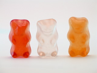 3 Gummibärchen Bonbons in den  Farben Rot, Weiß und Orange